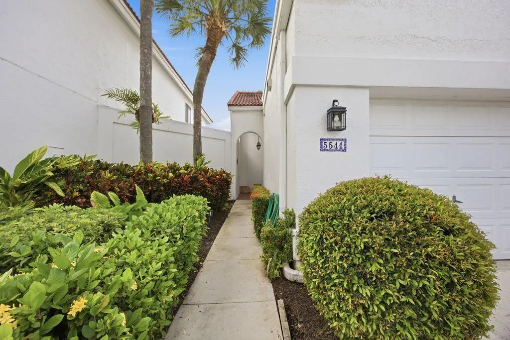 sidewalk to front entry