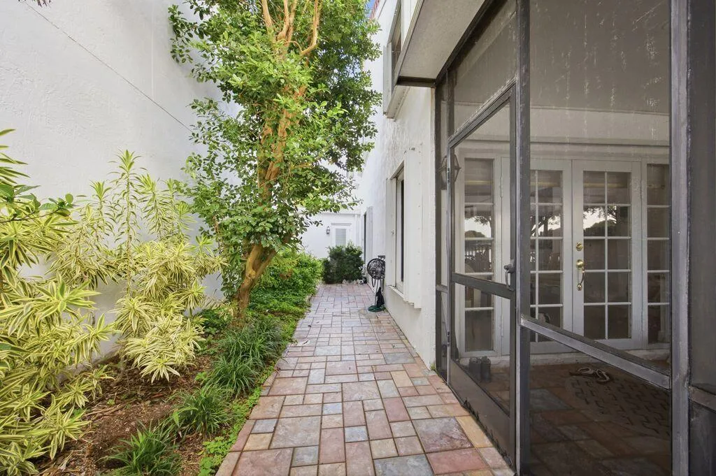 ext side yd walkway