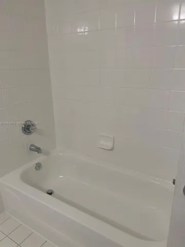2nd bathroom Tub