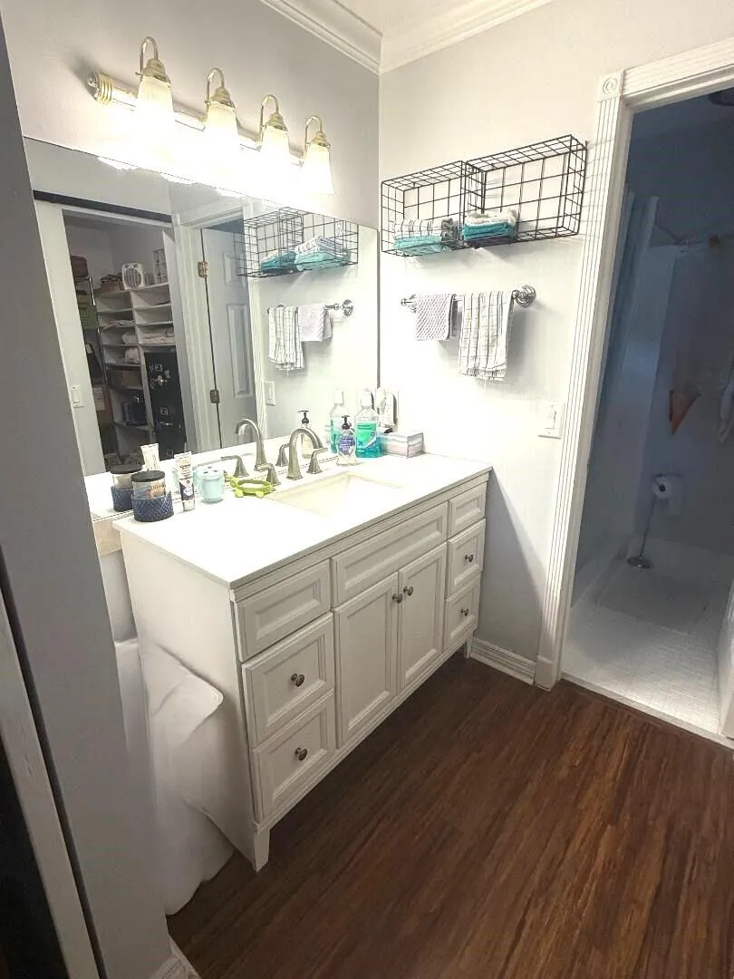 primary bedroom bathroom