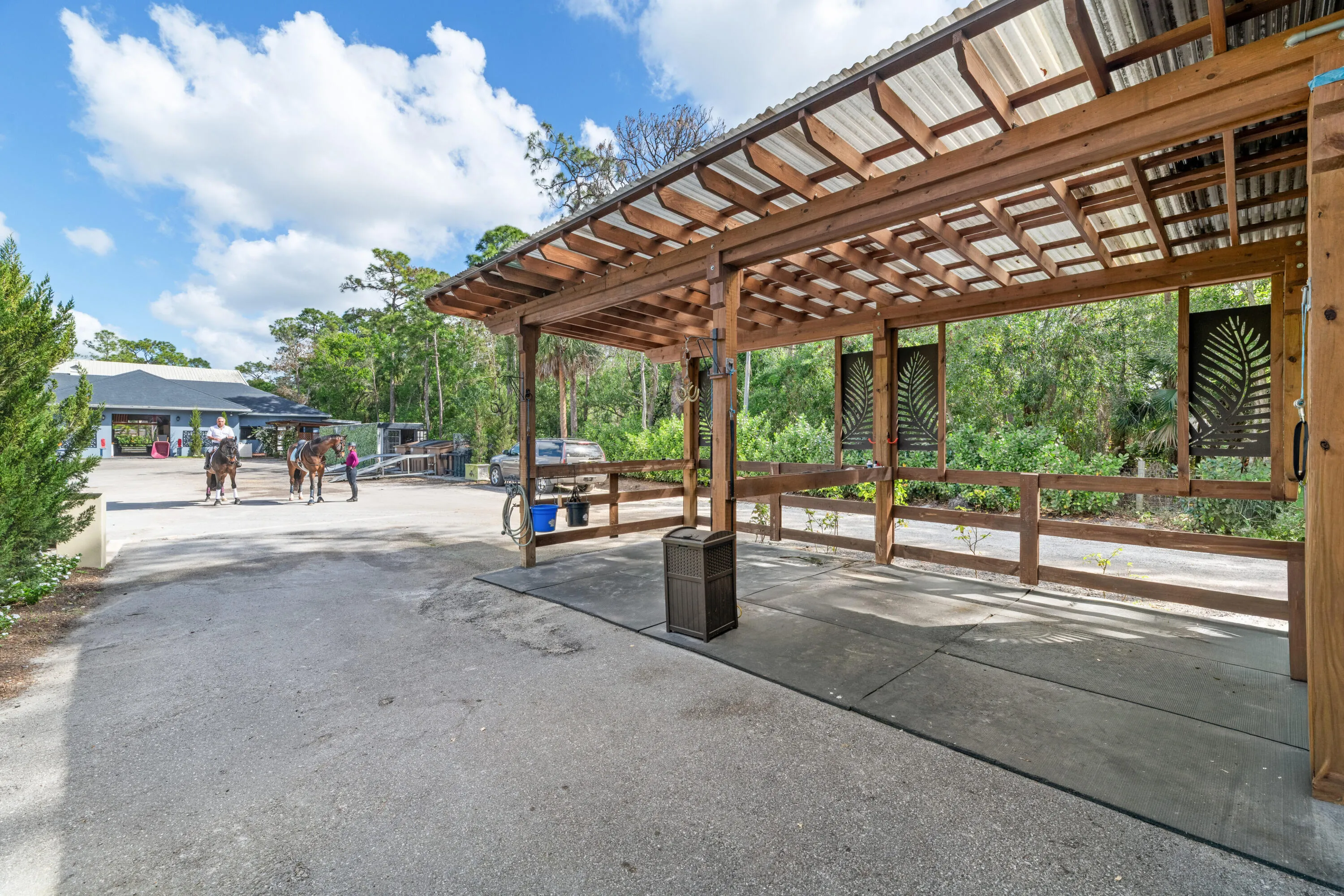 Barn Two Grooming Stalls 5792-4200x2800-