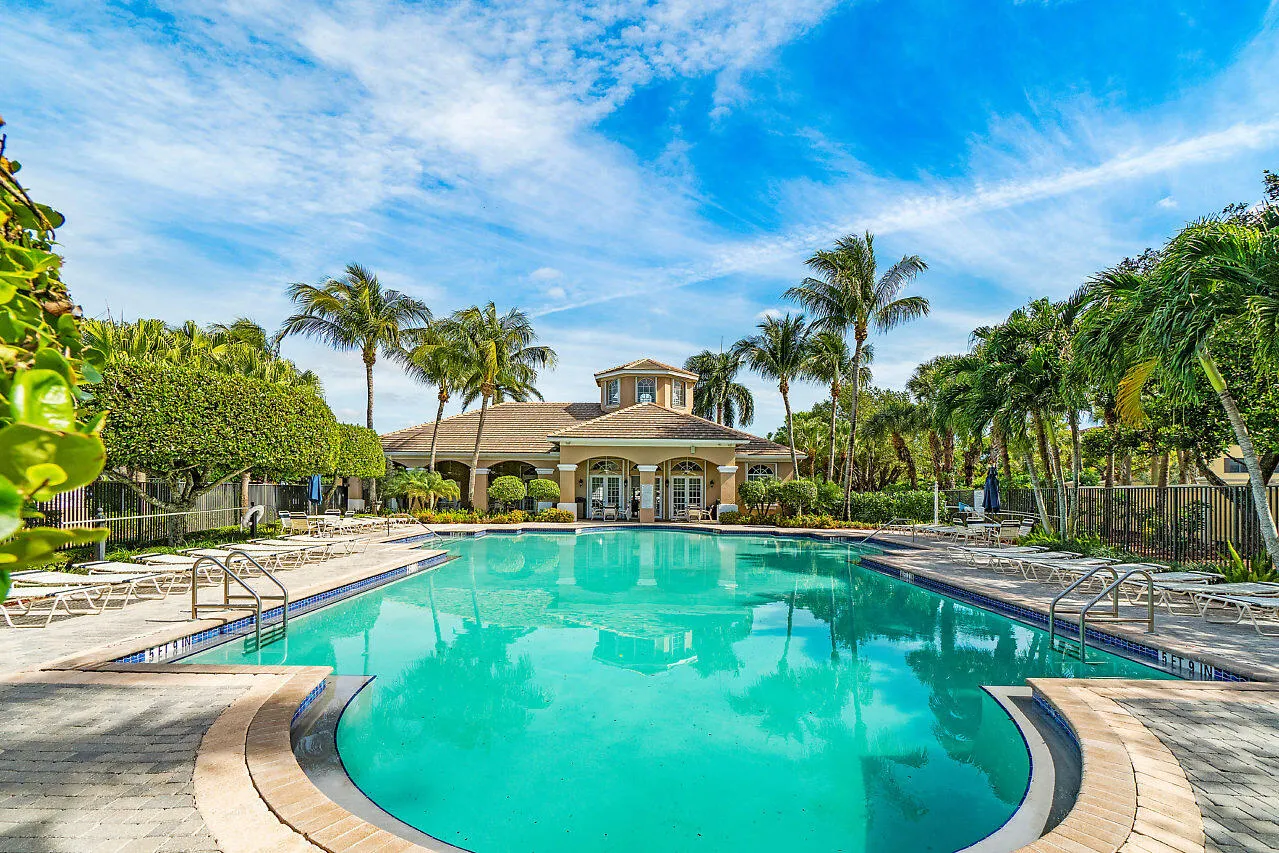 VG Clubhouse pool 1776