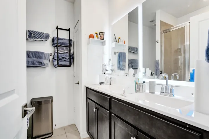 Primary bedroom bathroom