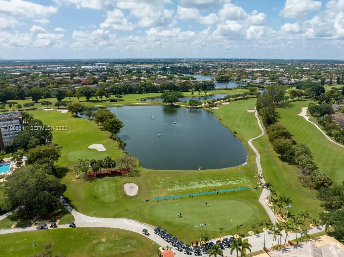 Golf and Racquet Club in Pembroke Lakes