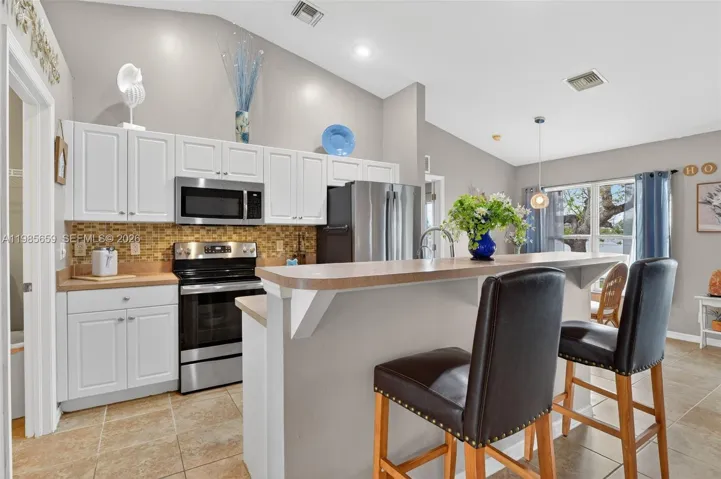Island w/breakfast bar & recessed lighting