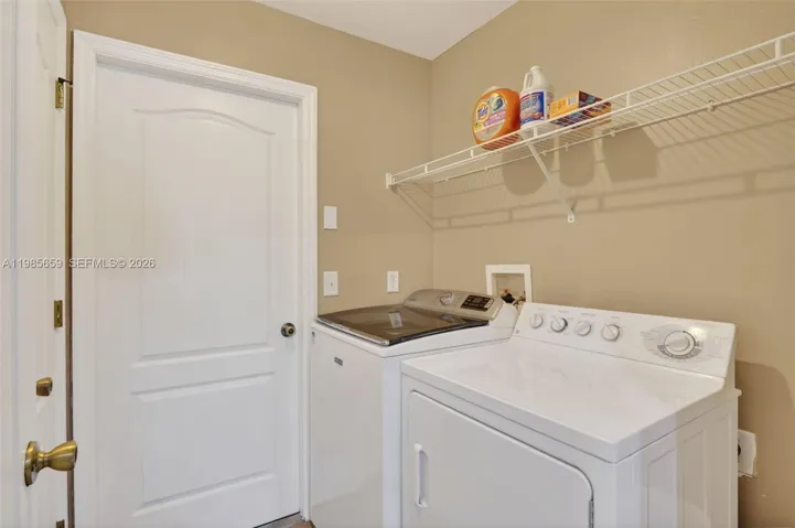 In house laundry room w/2 closet pantries