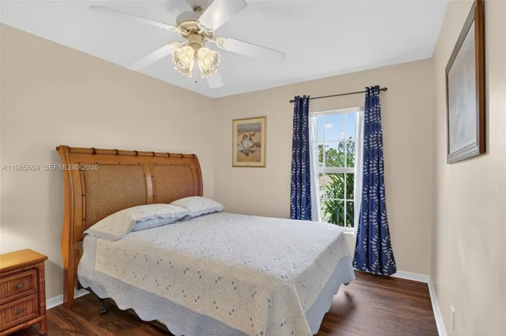 3rd guest bedroom w/ ceiling fan
