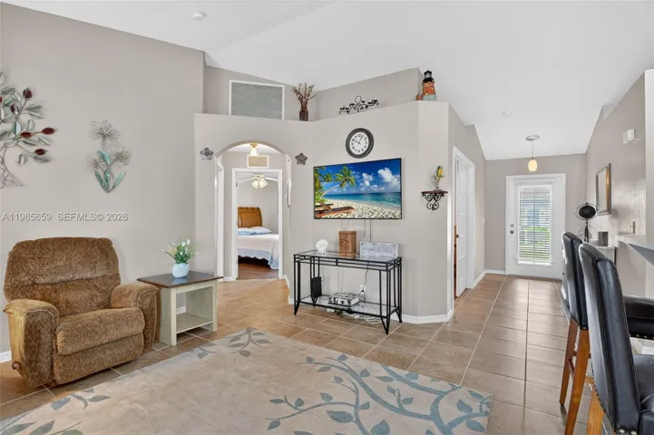 Arched opening to split bedrooms/bathroom