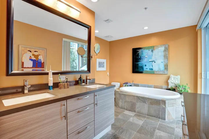Dual sinks & Jacuzzi