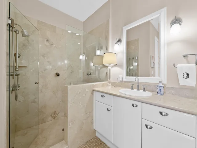 Primary Bath / Separate Shower