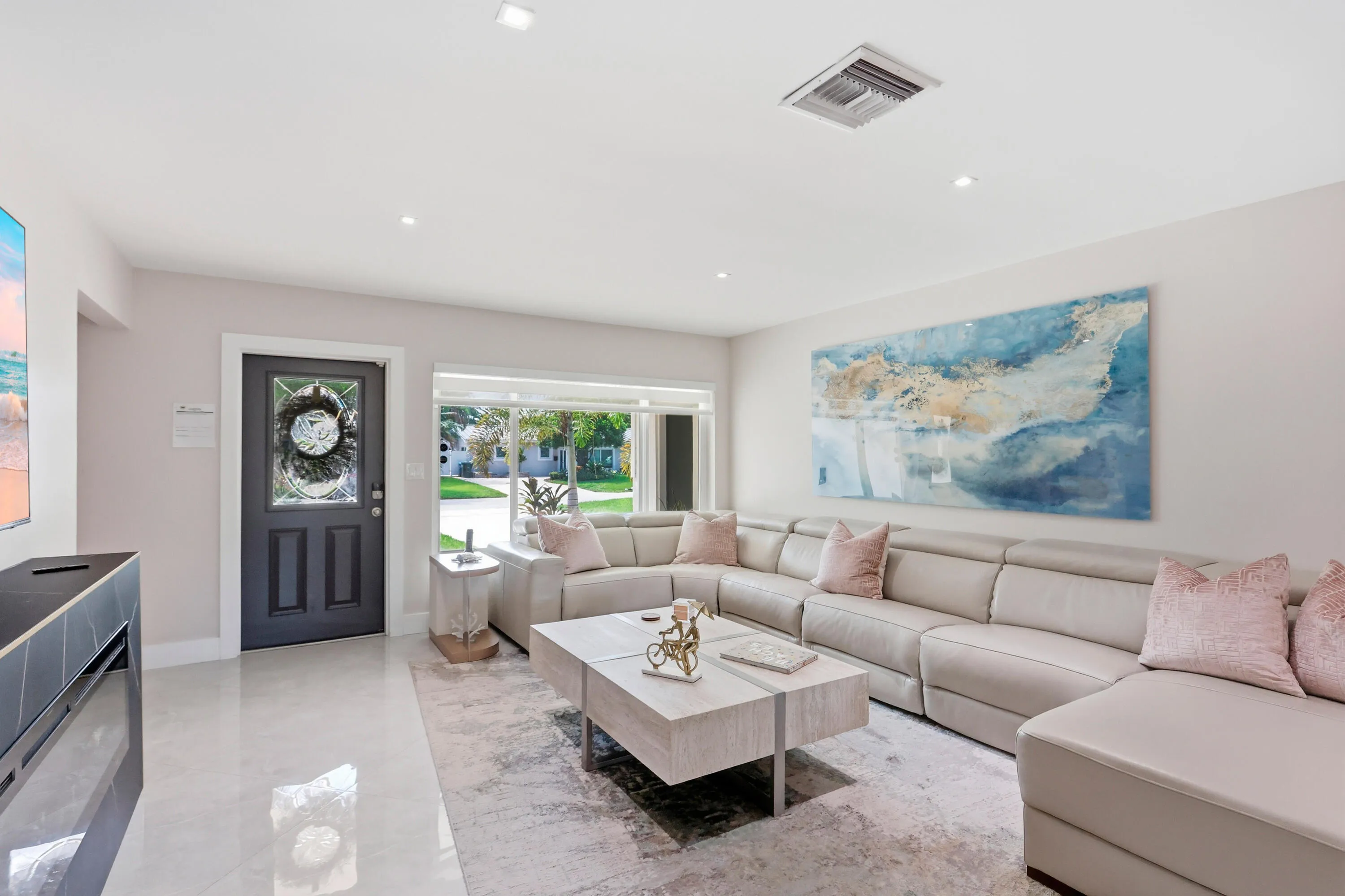005_0E2A2900_with_tv