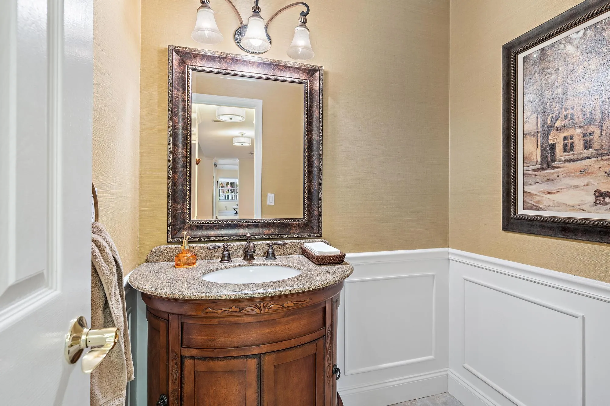 18 Windsor Ln 1:2 bath