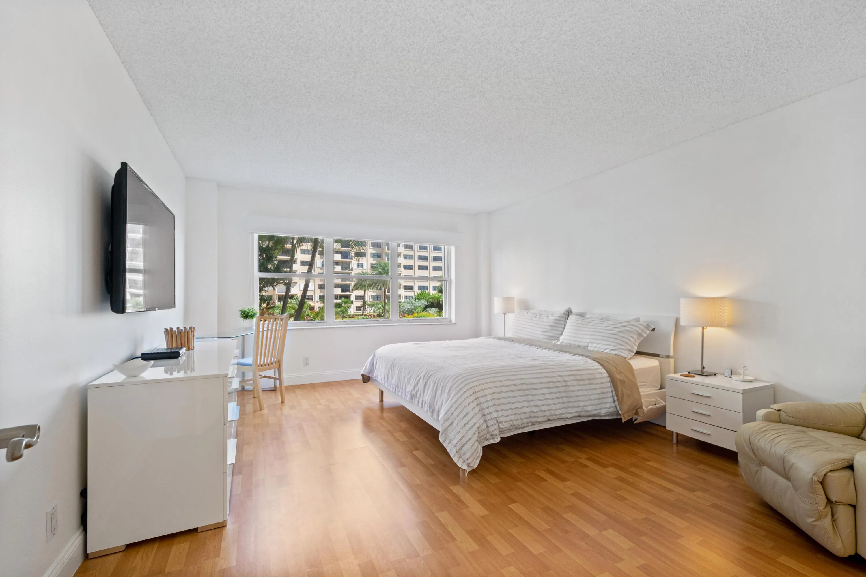 10_5000NOceanBlvd_208_14_PrimaryBedroom_