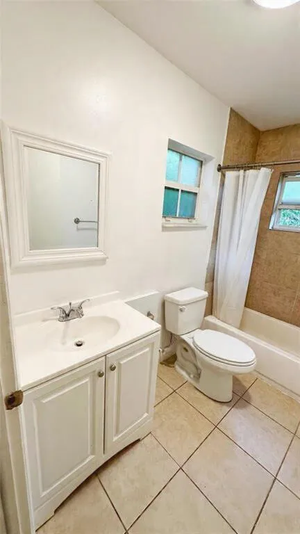 close-the-toilet-lid-and-seat-so-the-toi