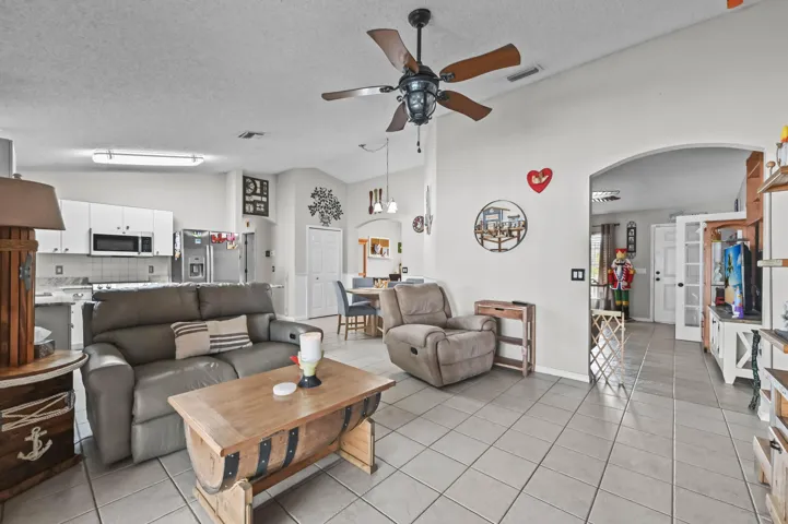 11 Family Room 02