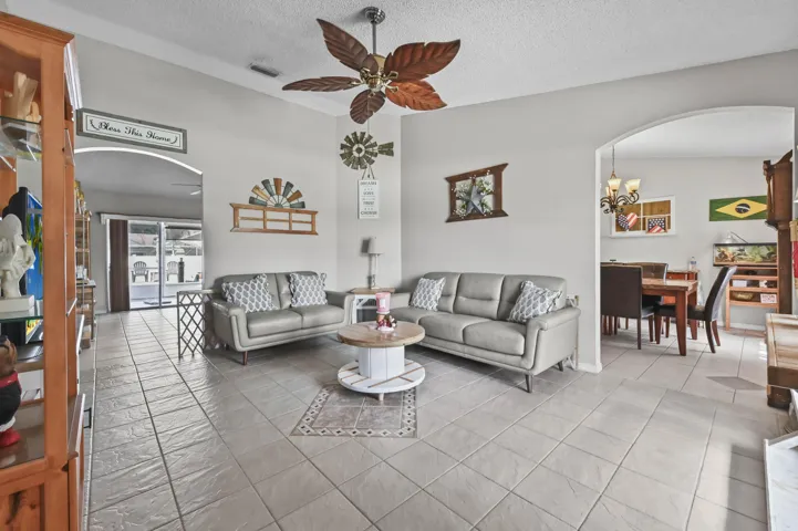 03 Living Room 01
