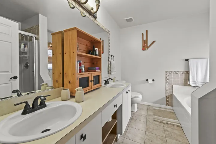25 Bathroom 01