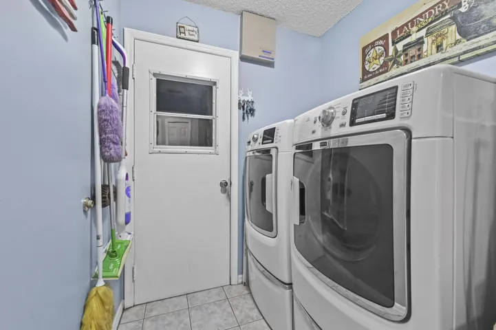 17 Laundry Room 01
