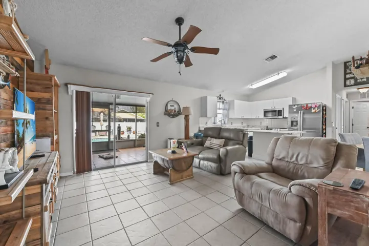 10 Family Room 01