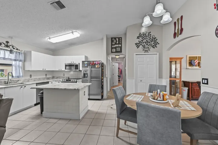 13 Dining Room 01