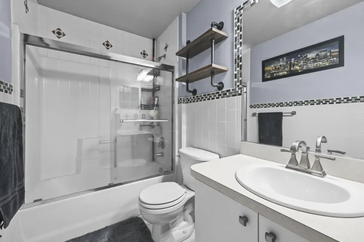 16 Bathroom 01