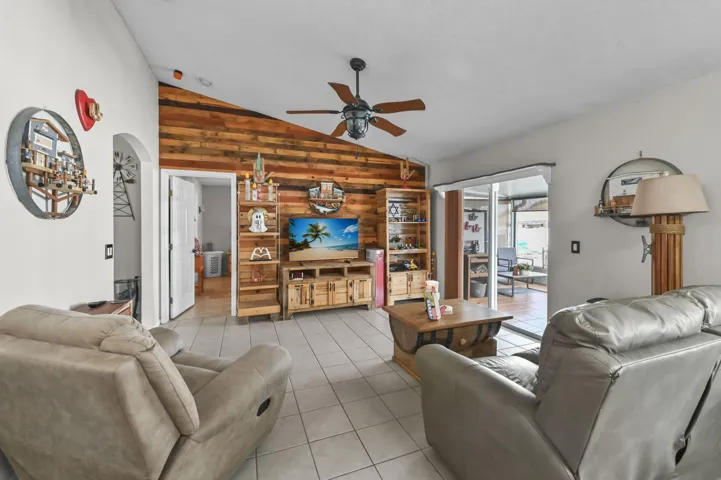 12 Family Room 03