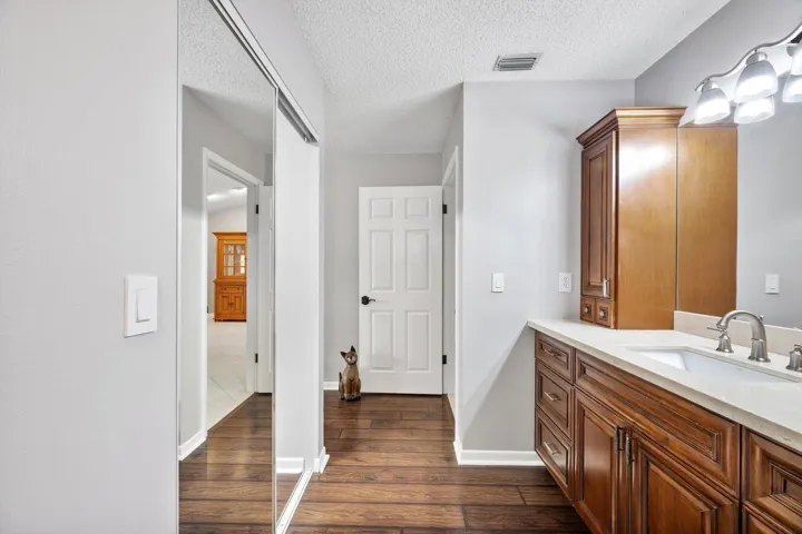 30-15541 Dover Ct_030