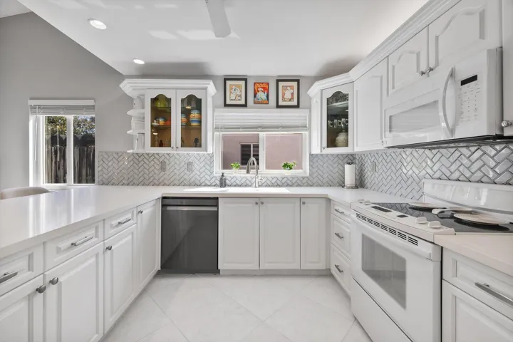17-15541 Dover Ct_017
