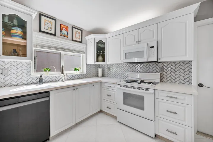 18-15541 Dover Ct_018