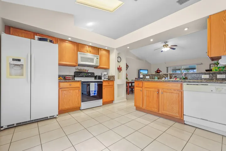 10 Kitchen 01