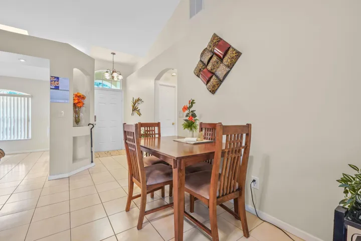 07 Dining room 01