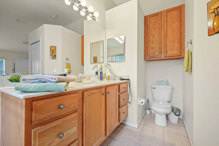 20 Bathroom 02