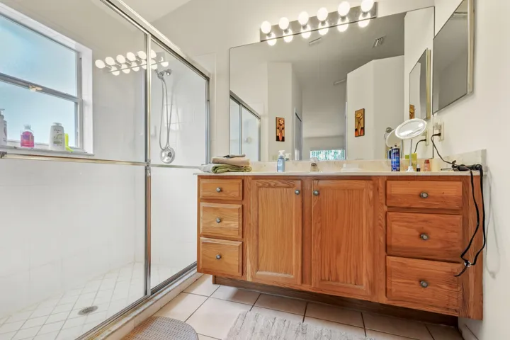 22 Bathroom 03