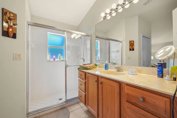 19 Bathroom 01