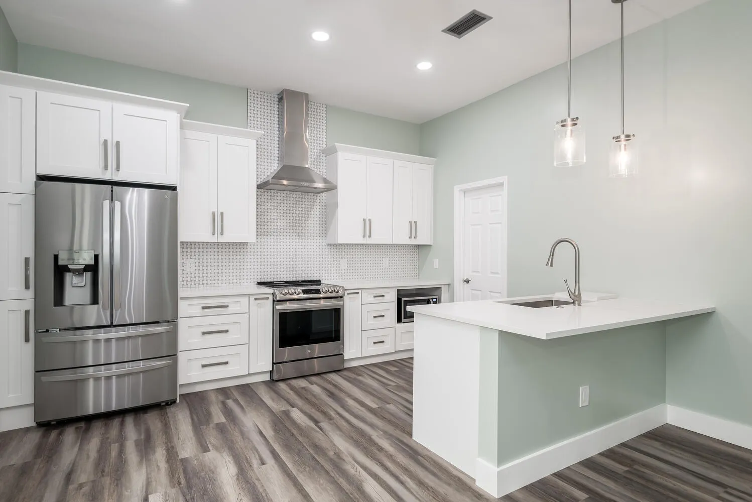 Kitchen / Breakfest Area