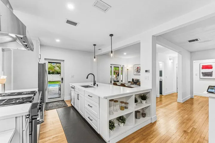 011-1617AdamsStreet-Hollywood-FL-33020-S