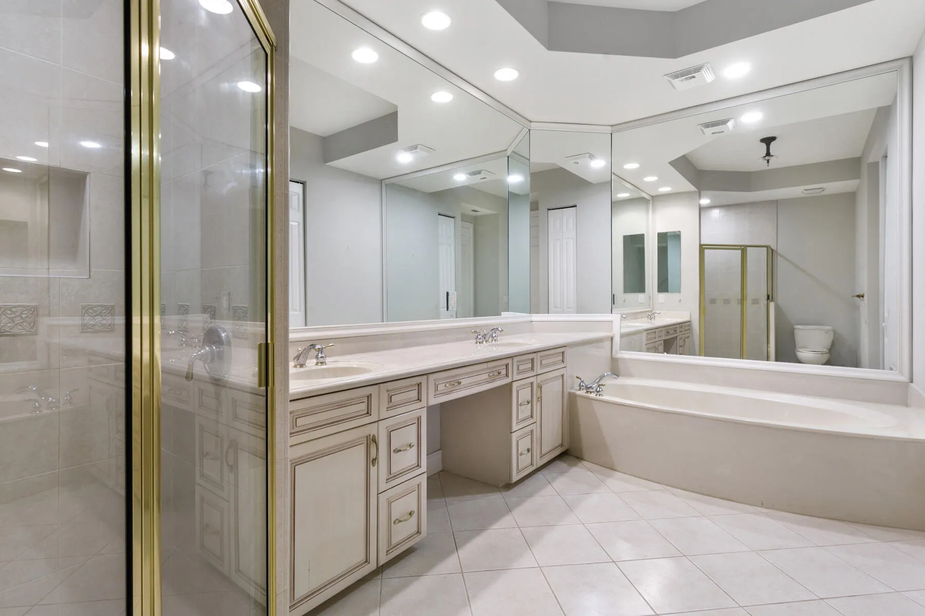 Large step-in shower