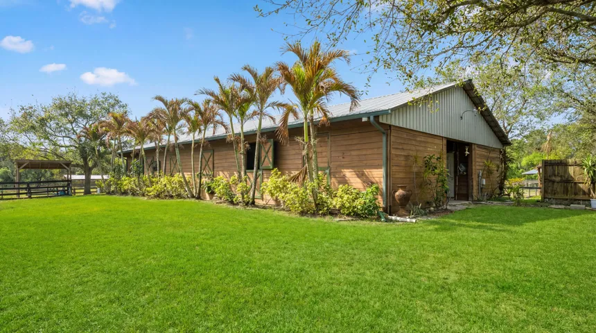 7 Stall Barn