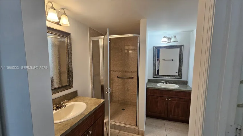 double sink & walking shower