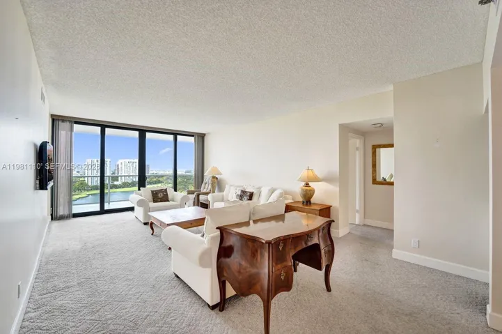 Direct golfcourse and lake views.