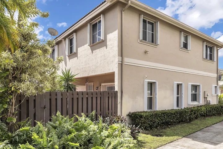 16637 NW 73 pl - - 110