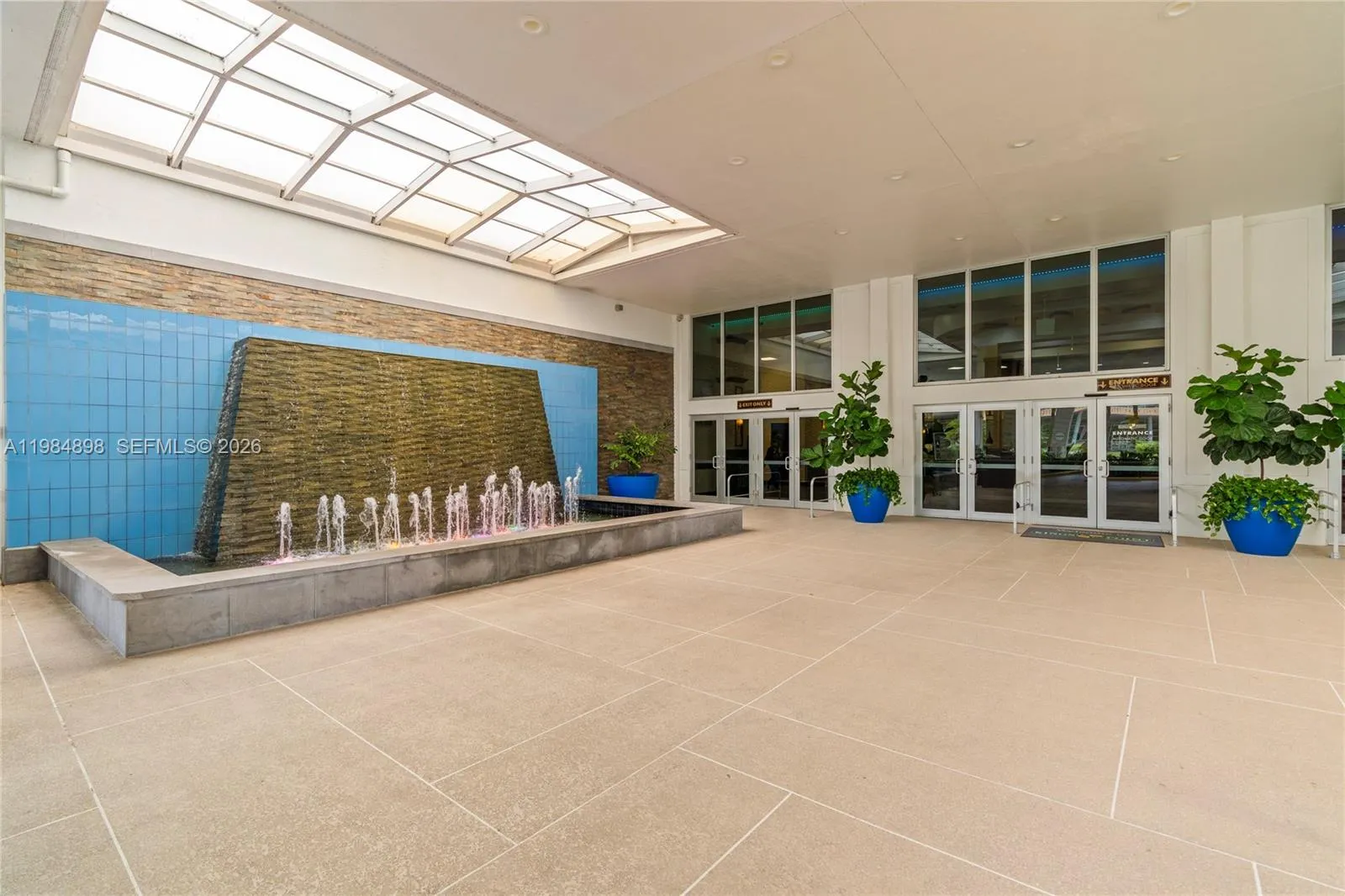 Kings Point cluhouse entrance