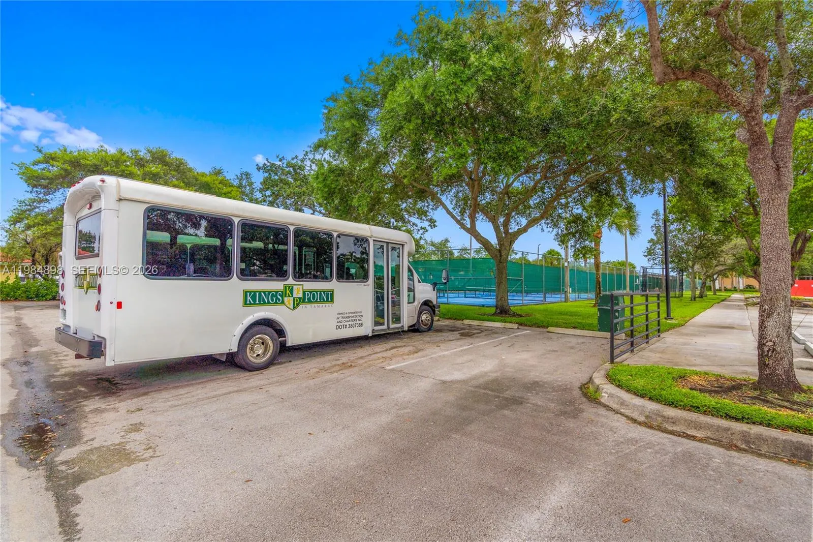 Kings Point Bus