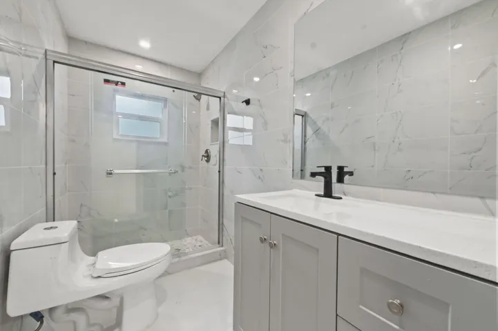17 Bathroom 01