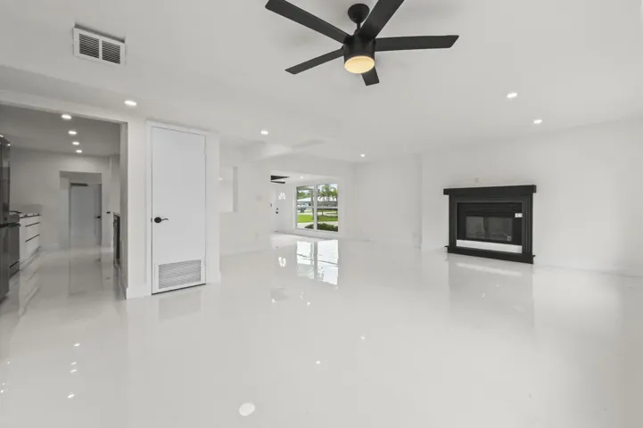 11 Living Room 02