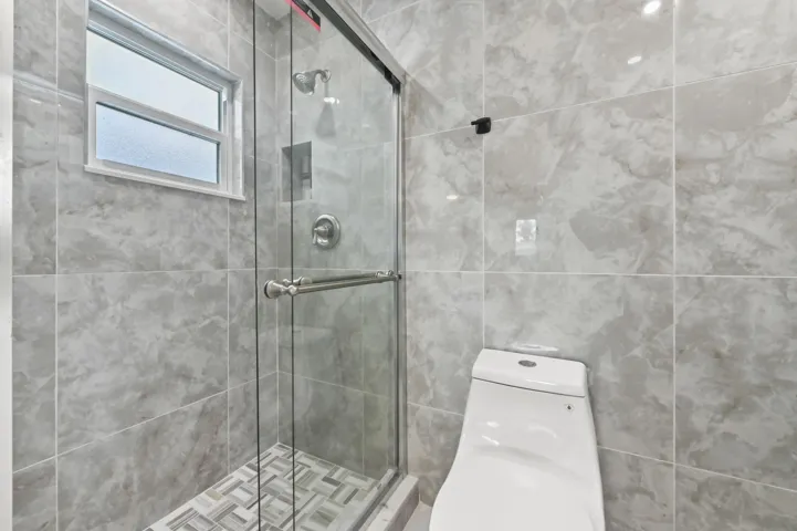 25 Bathroom 02