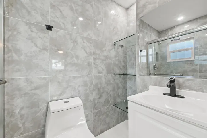 24 Bathroom 01