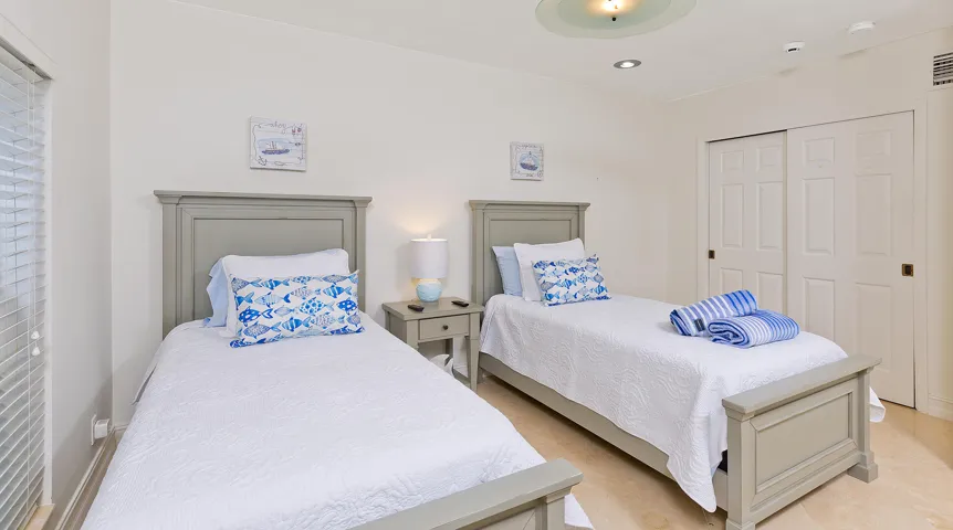 28_Bedroom5_2