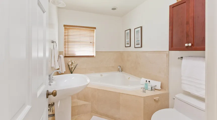 24_Bathroom2