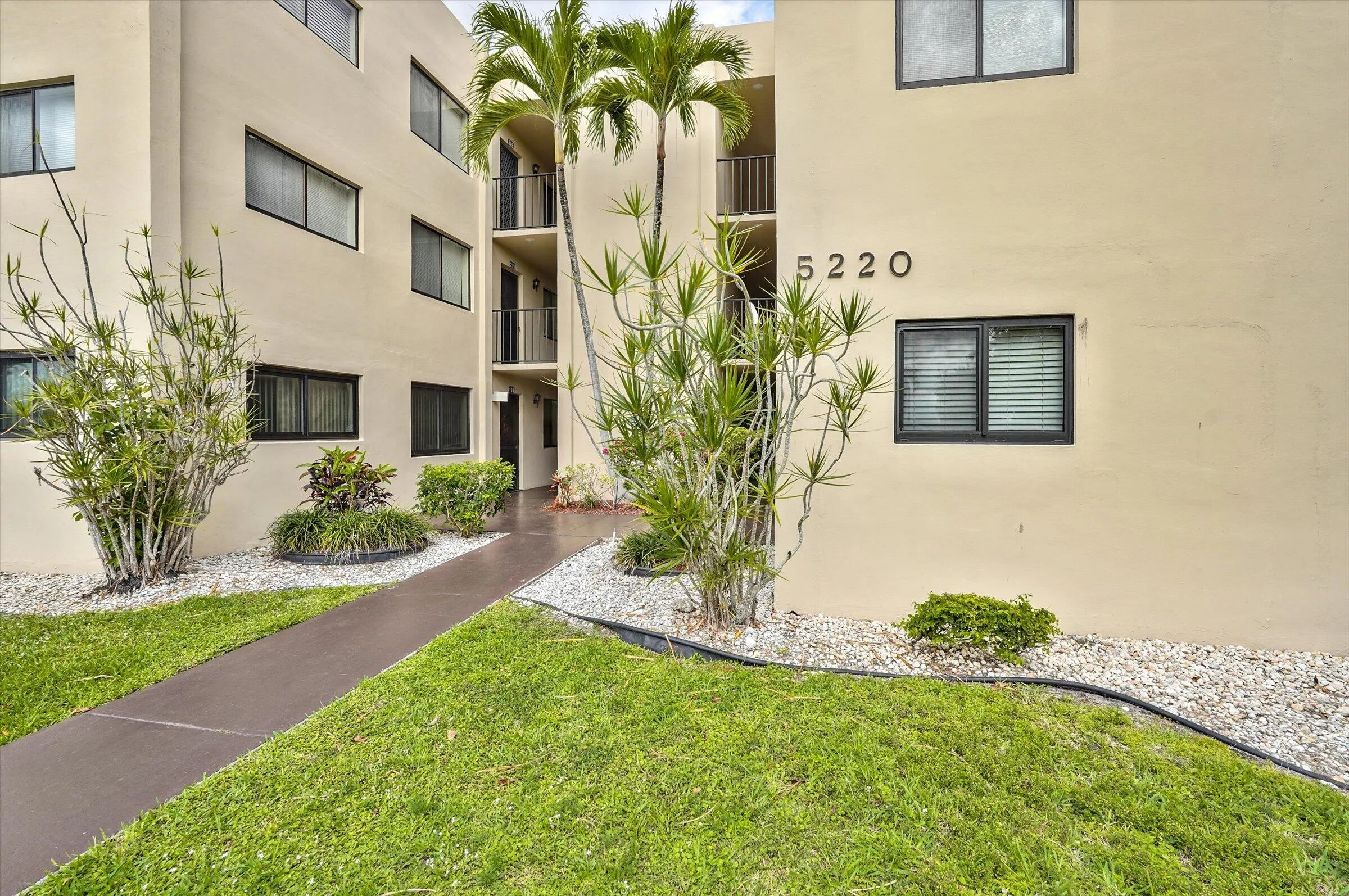 01-5220 Las Verdes Circle Unit 321-1